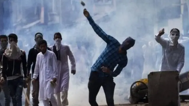 भारत प्रशासित कश्मीर में प्रदर्शन करते युवा. (फाइल चित्र)