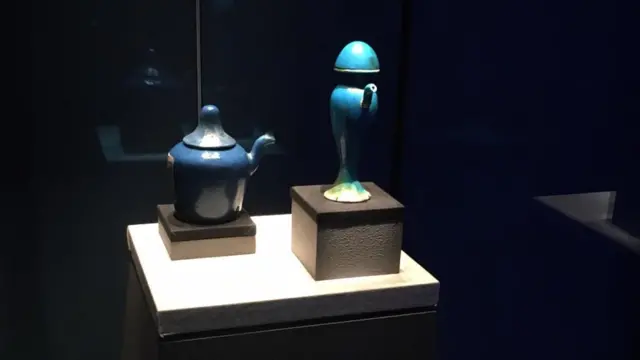 قطعتان من الفخار