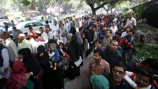 500 और 1000 के नोट पर रोक, नोटबंदी, एटीएम के बाहर लंबी कतारें