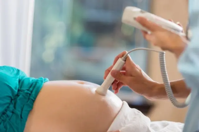 คนท้องกำลังถูกตรวจครรภ์