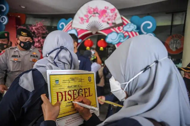 Mal di Bandung didenda Rp500 ribu karena melanggar PPKM.