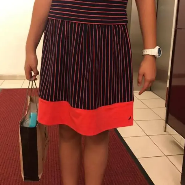 照片中女学生的裙子在膝盖附近。