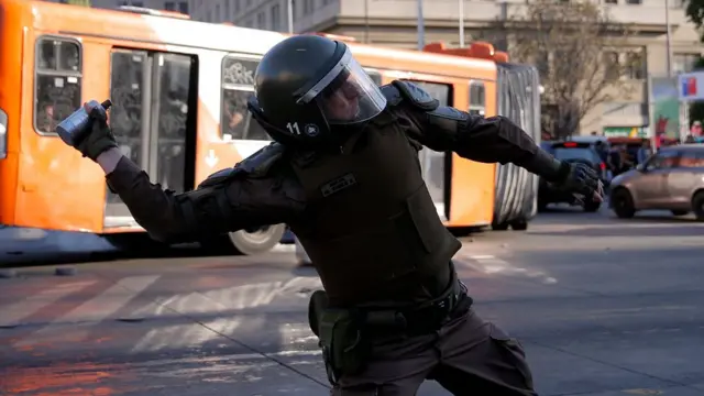 پلیس ضد شورش در پایتخت از گاز اشک آور و باتوم برای متفرق کردن معترضان استفاده کرده است.