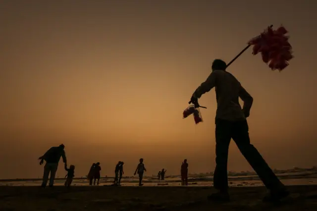 मुम्बईमा कटन क्यान्डी बिक्री गर्दै बिक्रेता