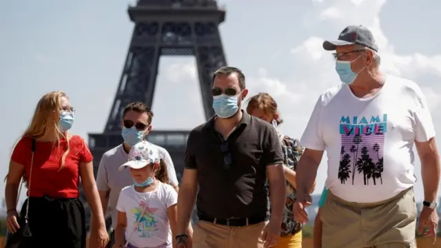 일부 지역 정부에선 실외 공간에서도 마스크 착용을 의무화했다