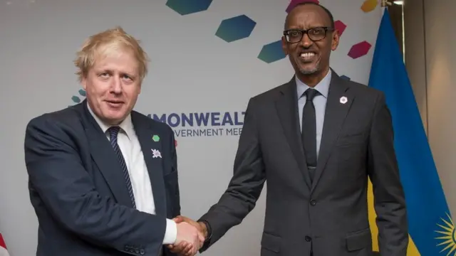 Minisitiri w'intebe w'Ubwongereza Boris Johnson (ibumoso) na Perezida w'u Rwanda Paul Kagame bahanye ikiganza 