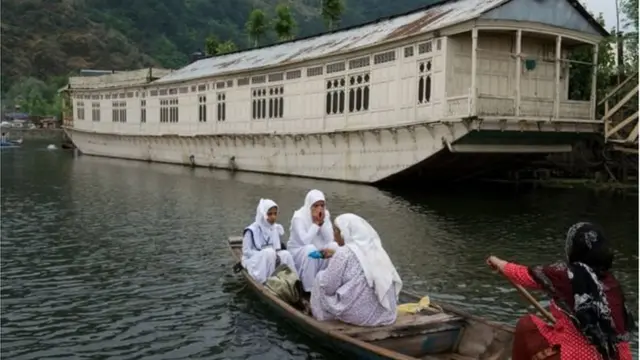 కశ్మీర్ పర్యటన