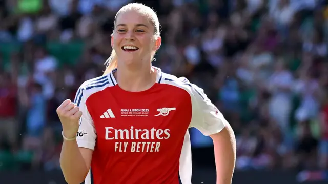 Alessia Russo célèbre le but marqué par Arsenal contre Barcelone lors de la finale de la Ligue des champions féminine.
