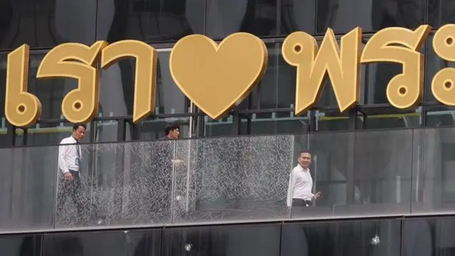 กระจกอาคารคิง เพาเวอร์ ร้าวจากแรงระเบิด