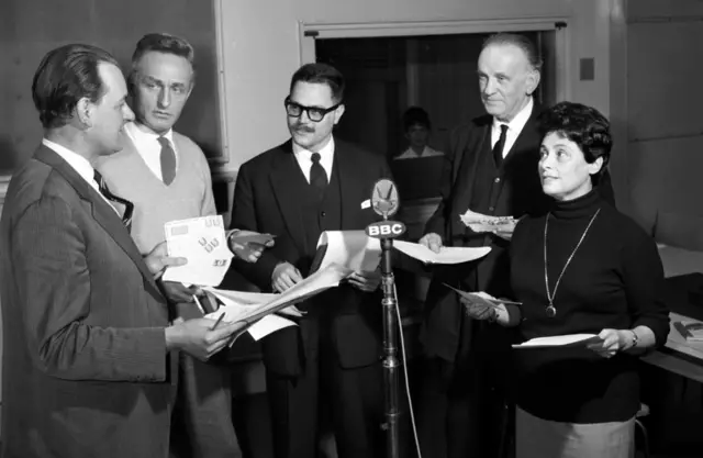 Сотрудники Би-би-си работают в студии над программой "Письма без подписей"