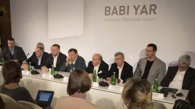 Мер Віталій Кличко і члени наглядової ради фонду при Меморіальному центрі Голокосту "Бабин Яр"