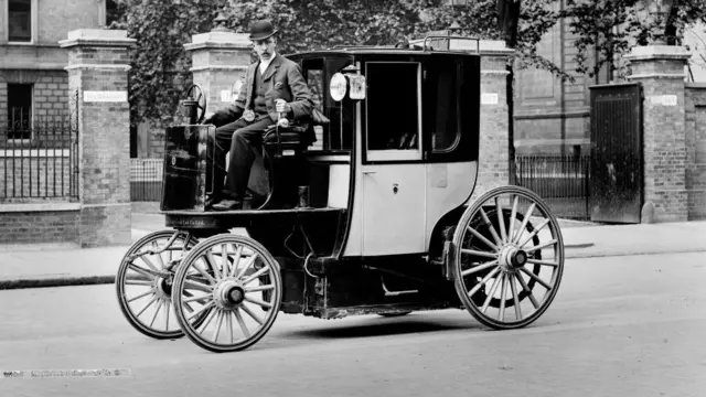 ১৮৯০এর দশকে লন্ডনের রাস্তায় সে যুগের ইলেকট্রিক মোটর ক্যাব