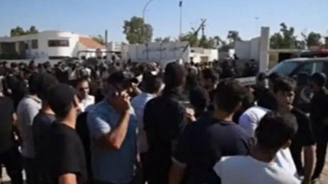 جانب من المتظاهرين حول السفارة