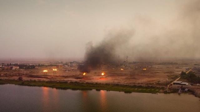 quema de gas en un campo petrolífero