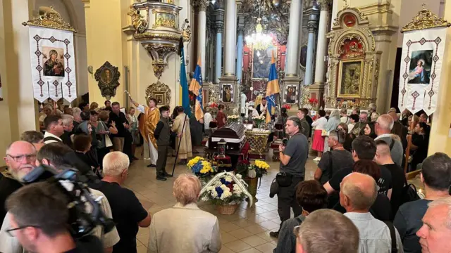 Об 11 ранку у архикафедральному соборі святого Юра вже триває служба