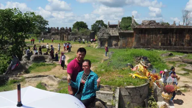 Turyści pozujący do zdjęć w świątyni Preah Vihear