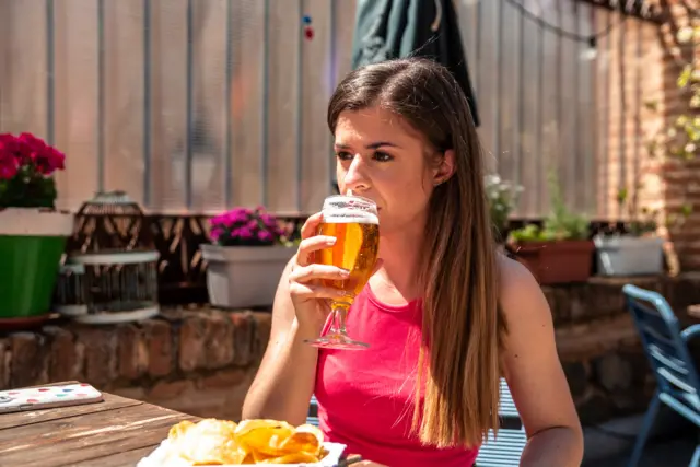 दारू पिणारी मुलगी