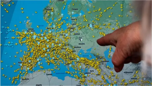 在烏克蘭戰爭爆發後,"Flightradar24"上顯示所有民航客機都繞行烏克蘭。