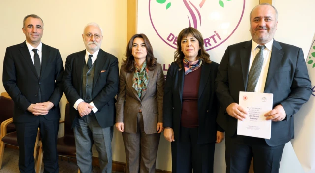 DEM Parti'nin komisyon üyeleri poz veriyor. En sağdaki vekil elinde raporu tutuyor.