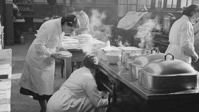 Сотрудницы столовой готовят обед для рабочих металлургического завода в центральной Англии, 1940 год