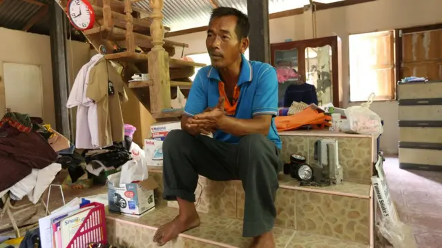 นายสุนทรนั่งอยู่ภายในบ้าน