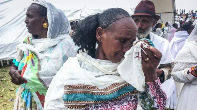 የኢትዮ ኤርትራ ድንበር በተከፈተበት ጊዜ በደስታ የሚያነቡ እናት