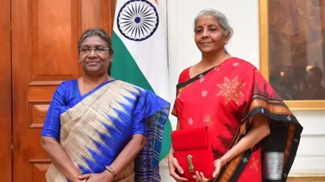 निर्मला सीतारामन आणि राष्ट्रपती द्रौपदी मुर्मू
