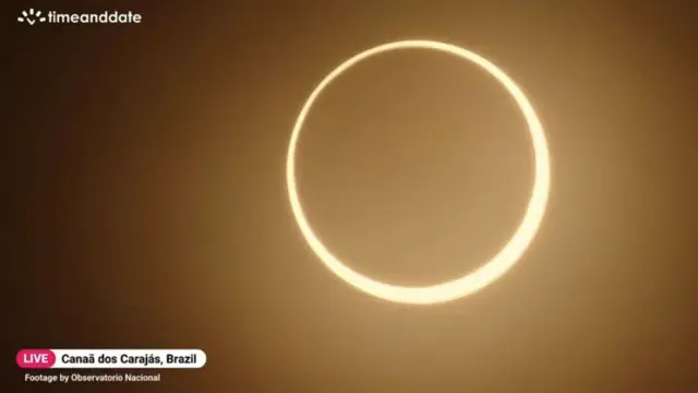 Eclipse solar anular no céu