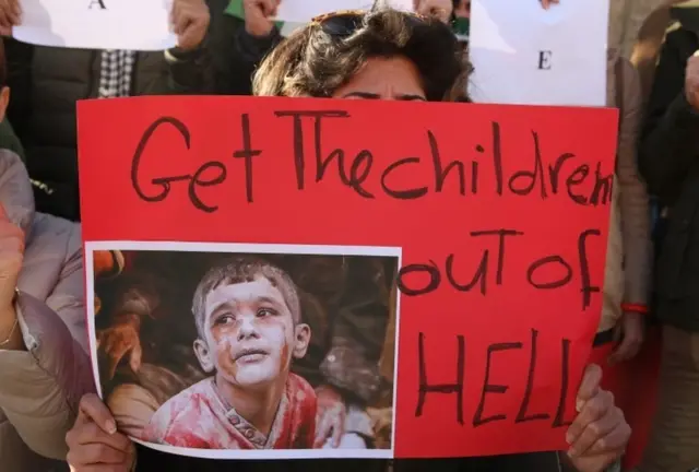 یوه سوریایۍ ښځه د اردن عمان کې د ملګرو ملتونو د دفتر مخې ته د حلب په تړاو د لاس په کار کېدو غوښتنه کوي