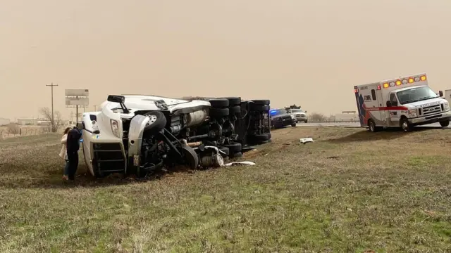 Sebuah truk terbalik akibat diterjang tornado di Oklahoma.