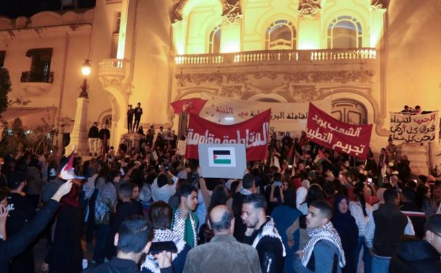 متظاهرون في تونس يشاركون في مظاهرة لدعم الفلسطينيين في غزة