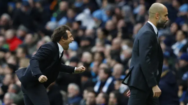 Huấn luyện viên Chelsea Antonio Conte ăn mừng bàn thứ ba, trong lúc Pep Guardiola của Manchester City thất vọng