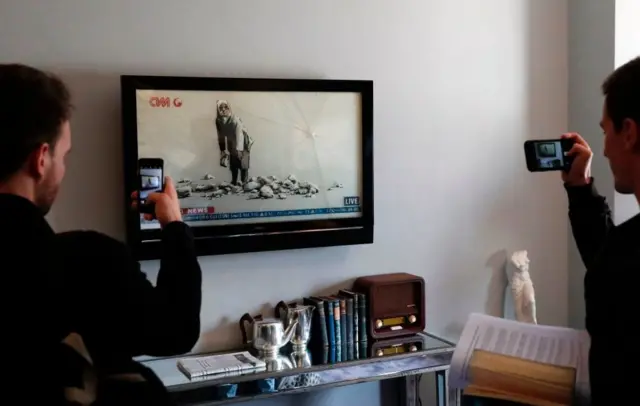 Odalardaki televizyonlar bile sanat eserine dönüştürülmüş.