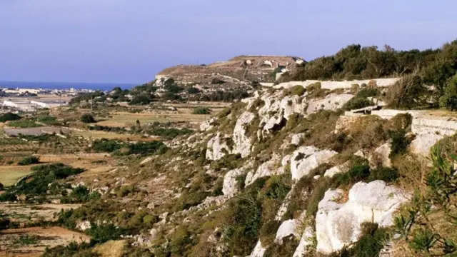 மால்டாவின் வடக்கில் 12 கிலோமீட்டுர் தொலைவில் அமைந்துள்ள விக்டோரியா லைன்ஸ் பல தசாப்தங்களாக கைவிட்டப்பட்டிருந்து.