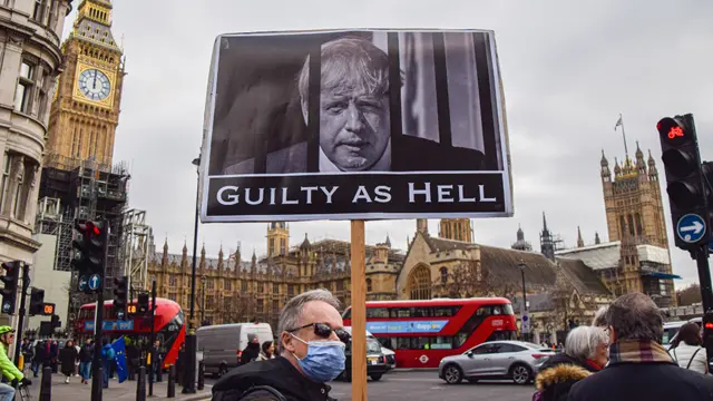 واجه جونسون انتقادات لاذعة لعدم التزامه بقيود كورونا