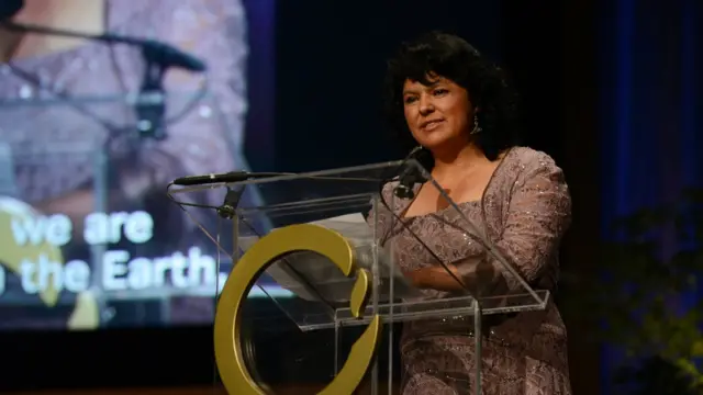 Berta Cáceres al recibir el Premio Medioambiental Goldman en 2015.