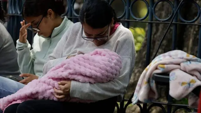 स्तनपान करणारी माता