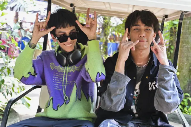ฮาย-ธันวา นักร้องนำ (ซ้าย) และ เซน-นครินทร์ มือเบส กลายเป็นหัวหน้า “แก๊งฟันน้ำนม” หลังปล่อยเพลง “ทรงอย่างแบด”