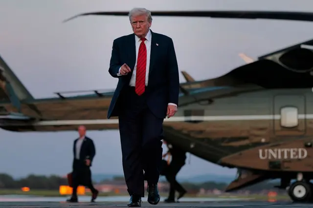 Президент Дональд Трамп підходить до журналістів у міжнародному аеропорту в Пенсильванії 3 серпня 2025 року