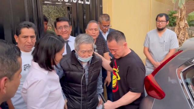 Um senhor peruano idoso anda se apoiandoblaze casino appdois jovens, um homem e uma mulher