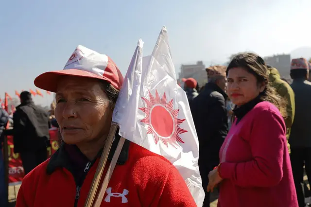 सूर्यअङ्कित एमालेको पार्टी झण्डा बोक्दै एक महिला महाधिवेशन उद्घाटन समरोहमा सहभागी हुँदै