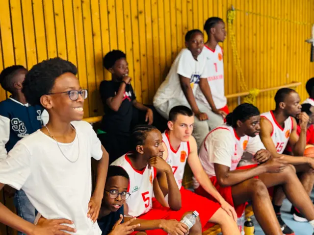 Abahungu bakiri bato mu mwambaro w'umupira w'amaguru. Genève , 19 Ndamukiza 2025