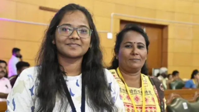 மகளுடன் சேர்ந்து மருத்துவம் படிக்கத் தேர்வான தாய்
