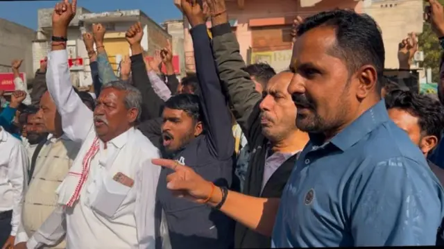 કાંકરેજમાં સ્થાનિકોએ કાંકરેજ તાલુકાને વાવ-થરાદ જિલ્લામાં સમાવી લેવાના નિર્ણયનો વિરોધ કર્યો હતો