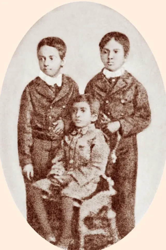 அரவிந்தர் கோஷ் மற்றும் இங்கிலாந்தில் கல்வி பயின்ற அவருடைய இரு சகோதரர்கள்