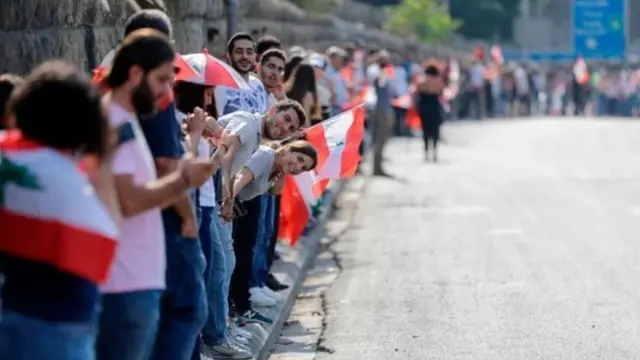 په لبنان کې لاریون کوونکو د مالیې لغوه کولو په پلوۍ لاریون وکړ، د حکومت استعفا او د سیاسي نظام چپه کول غواړي