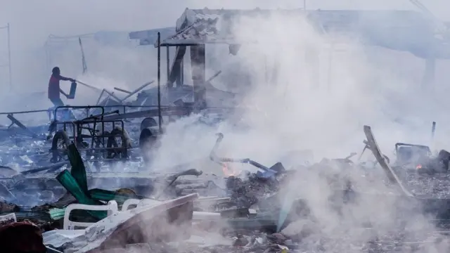 Hombre trata de apagar las llamas.