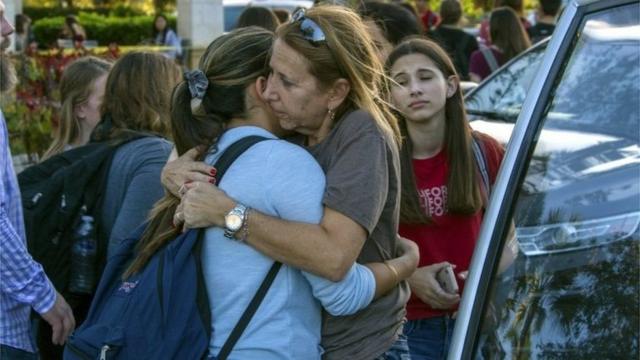 Estudantes abraçam pais após tragédia