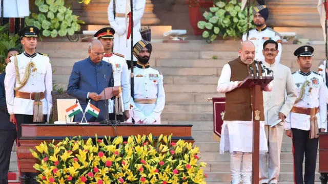 शपथ लेते हुए अमित शाह