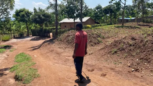 Elia Maniraguha arimo kugenda mu muhanda 